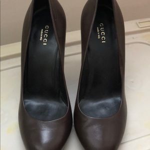 Gucci brown pumps never worn